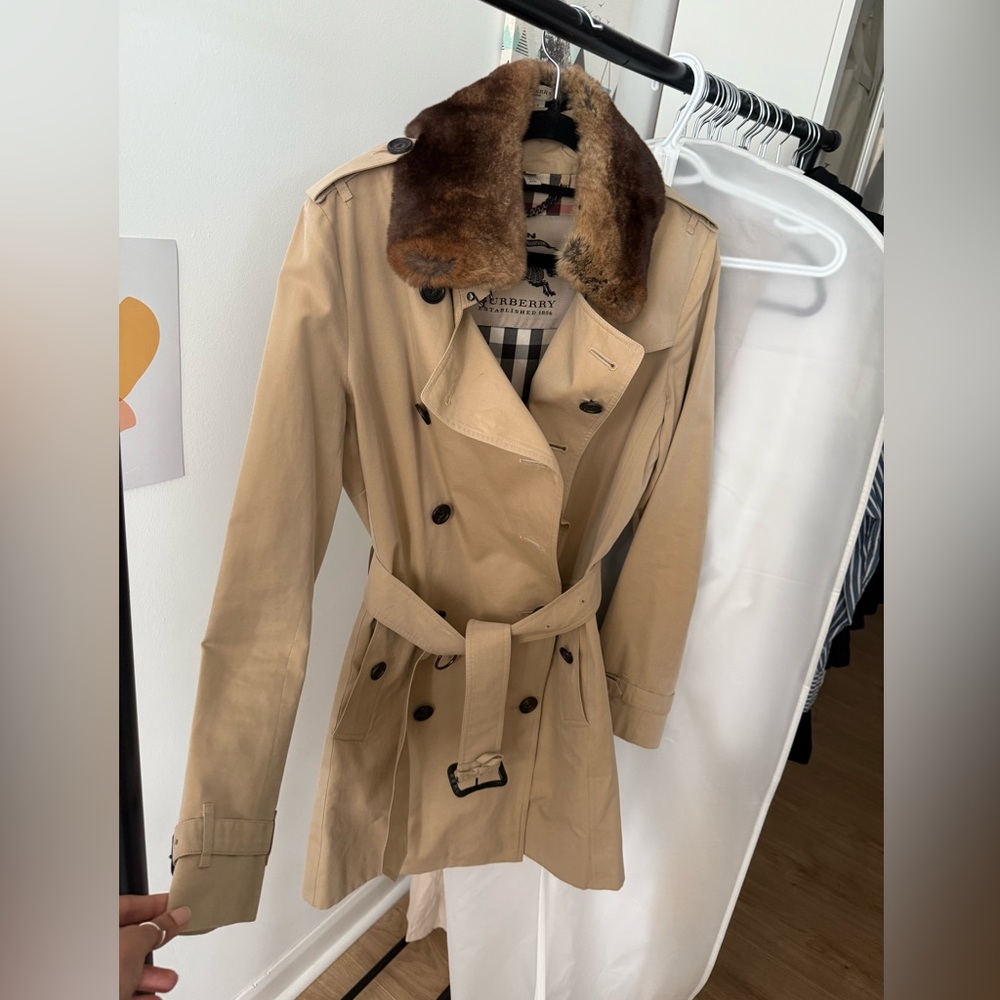 Burberry Kensington Tan Trench Coat with Luxurious Fur Collar - Picture 2 of 16